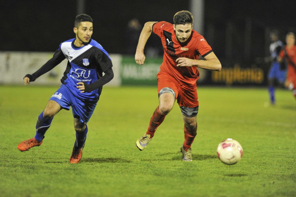 Samuel Riedo du FC Sierre tente d'échapper à Dan Meyer de l'US Collombey-Muraz. Les Sierrois font la course en tête au terme du premier tour. 