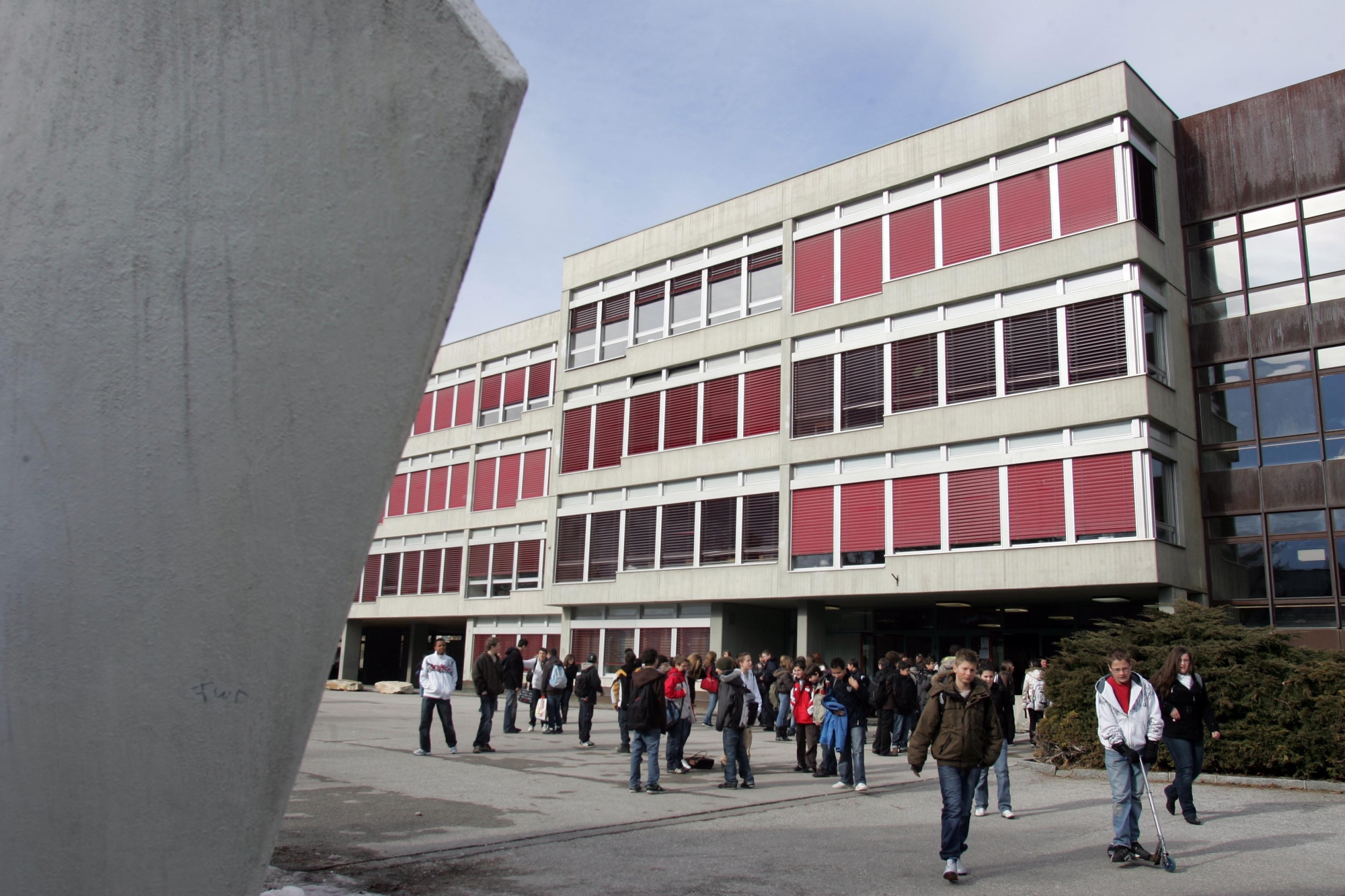 Une image de sortie des classes des bâtiments du CO de Saint-Guérin prise en 2009. 