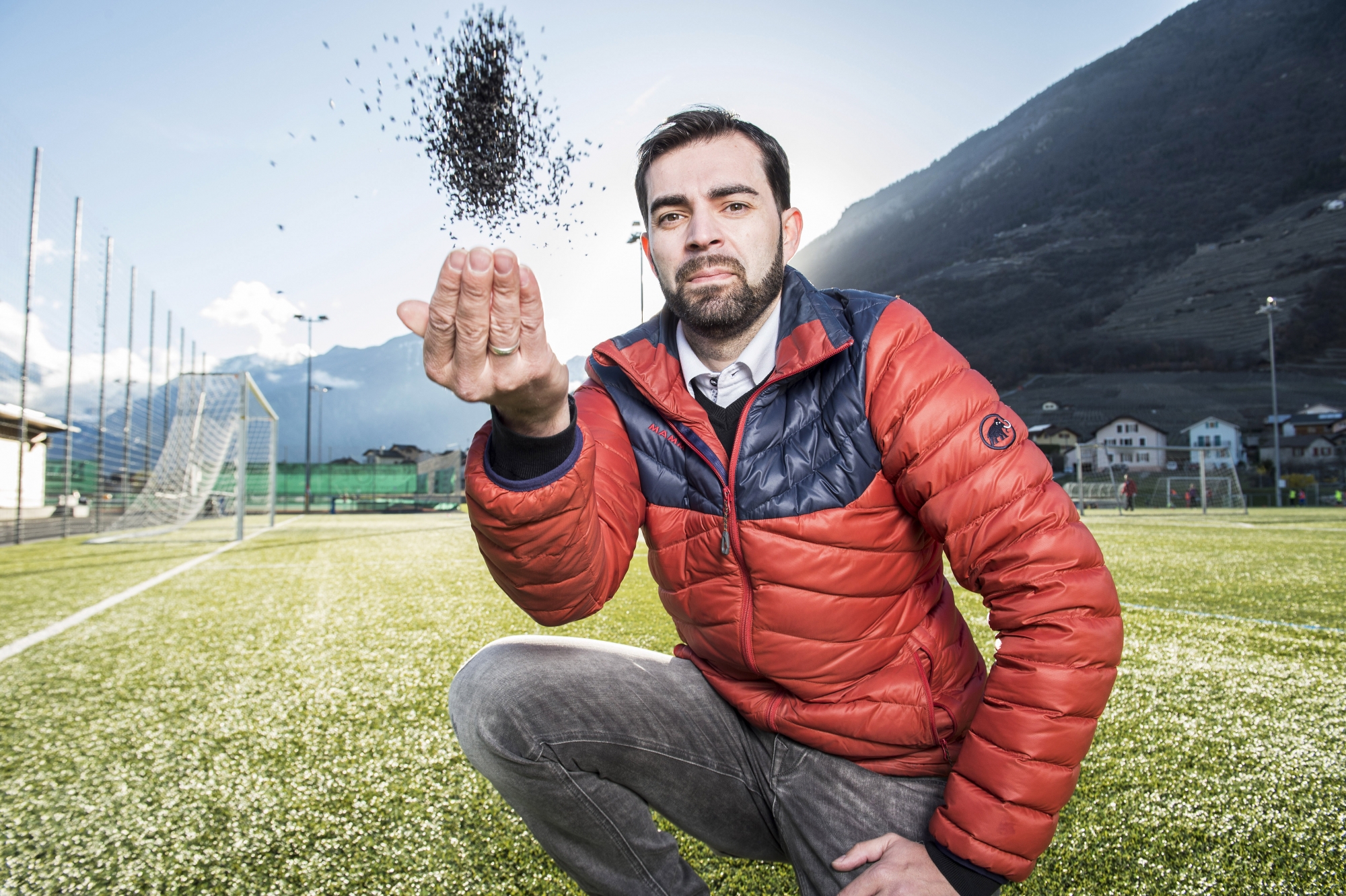 Coprésident du FC Fully, Roberto Ançay lance les granulats noirs issus de pneus recyclés et utilisés pour certains terrains synthétiques comme celui de Charnot.