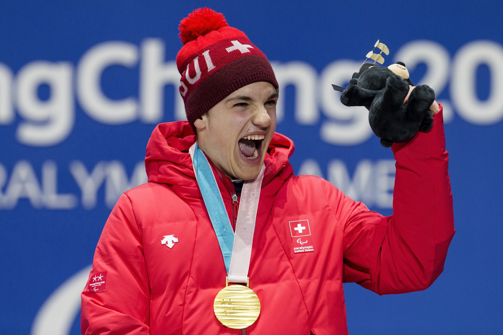 Théo Gmür a confirmé en super-G sa médaille d'or de la descente, gagnée la veille. Il peine à maîtriser ses émotions.