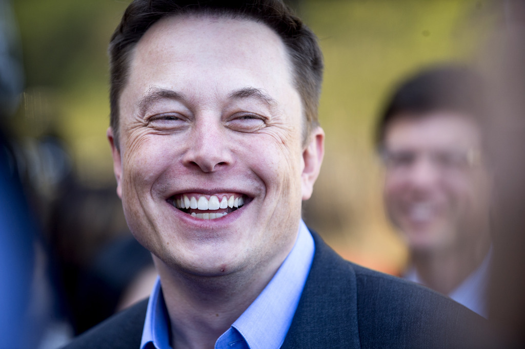 Elon Musk prévoit des navettes de seize personnes, à mi-chemin entre le métro et la voiture individuelle,pour transporter la population.