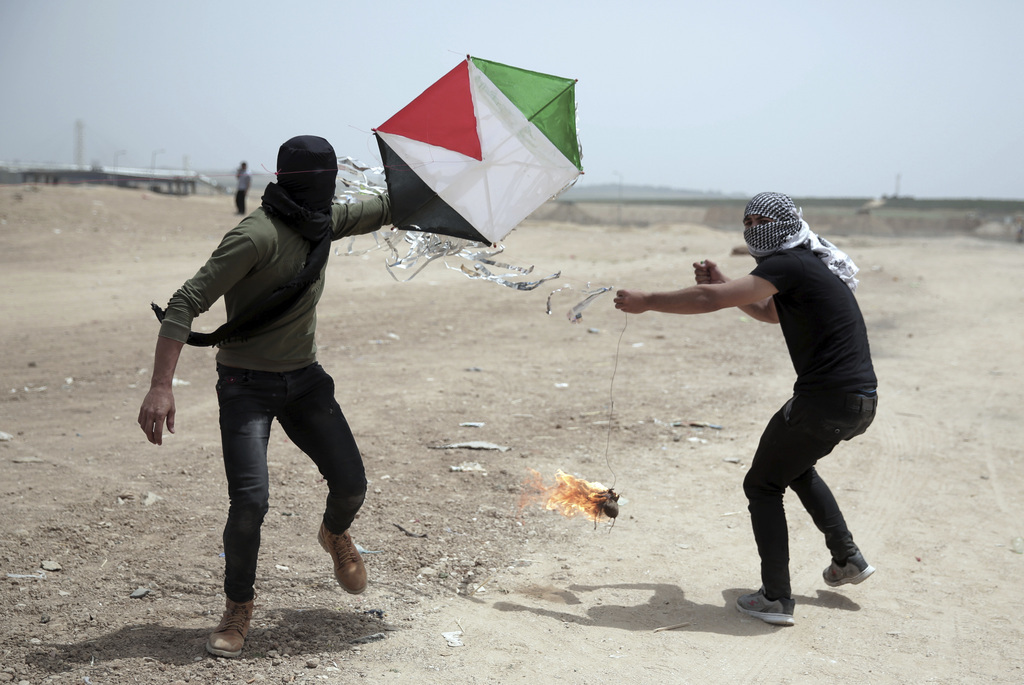 Les jeunes Palestiniens attachent aux cerfs-volants des bouteilles préalablement remplies de combustible.