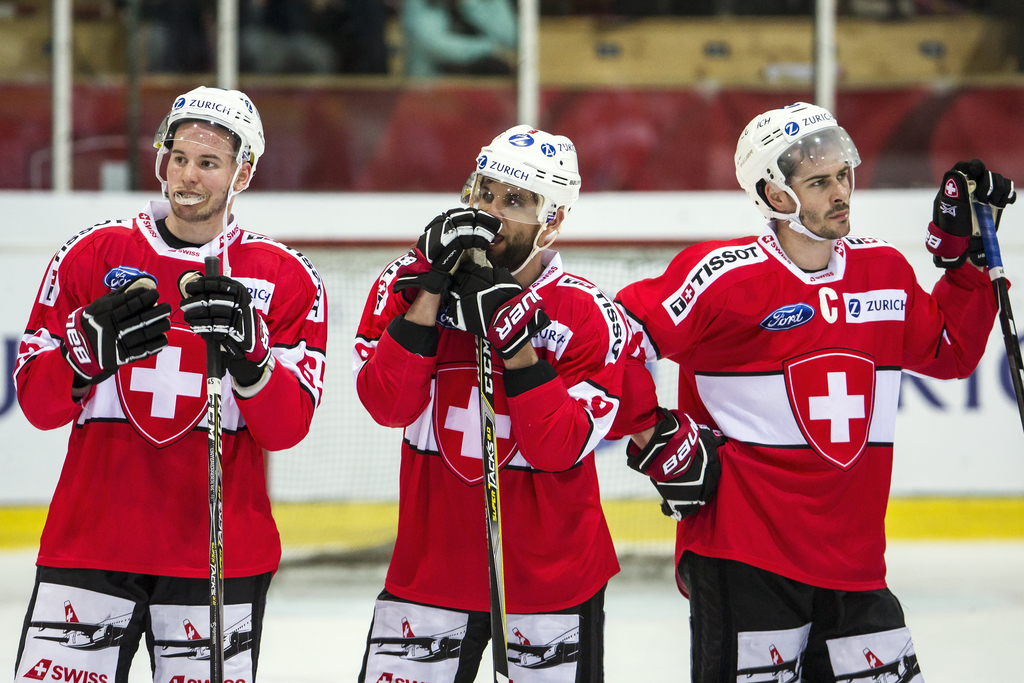 L'attaquant du CP Berne Thomas Rüfenacht (au centre) ne prendra pas part au Championnat du monde à Copenhague.