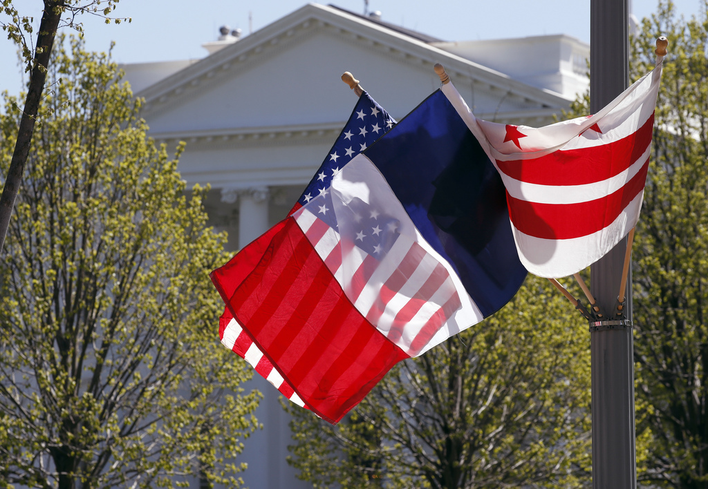 Emmanuel Macron effectue à partir de lundi une visite d'Etat de trois jours aux Etats-Unis. Le drapeau tricolore a été hissé devant la Maison blanche à Washingthon.