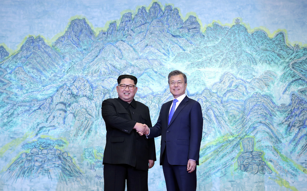 Kim Jong-un et Moon Jae-in ont échangé une poignée de main symbolique sur la Zone démilitarisée, située entre les deux Corées.
