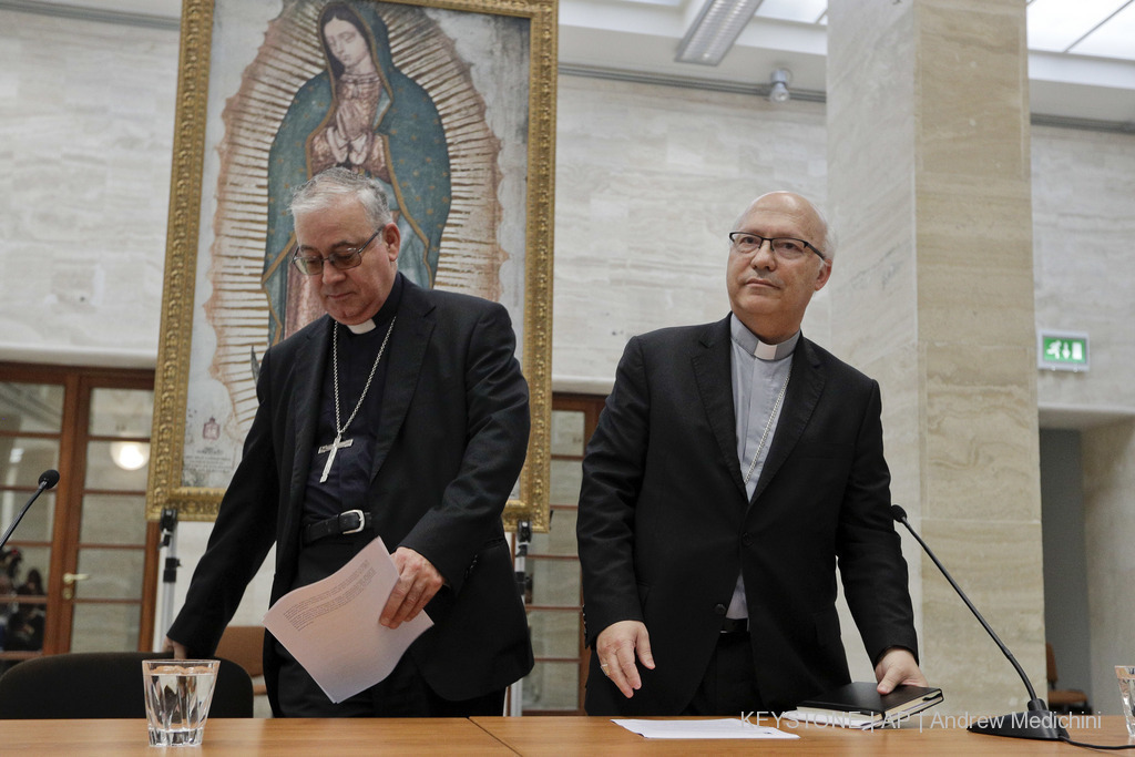 Les membres de la conférence épiscopale chilienne Luis Fernando Ramos Perez et Juan Ignacio Gonzalez ont annoncé la démission en bloc des évêques du pays.