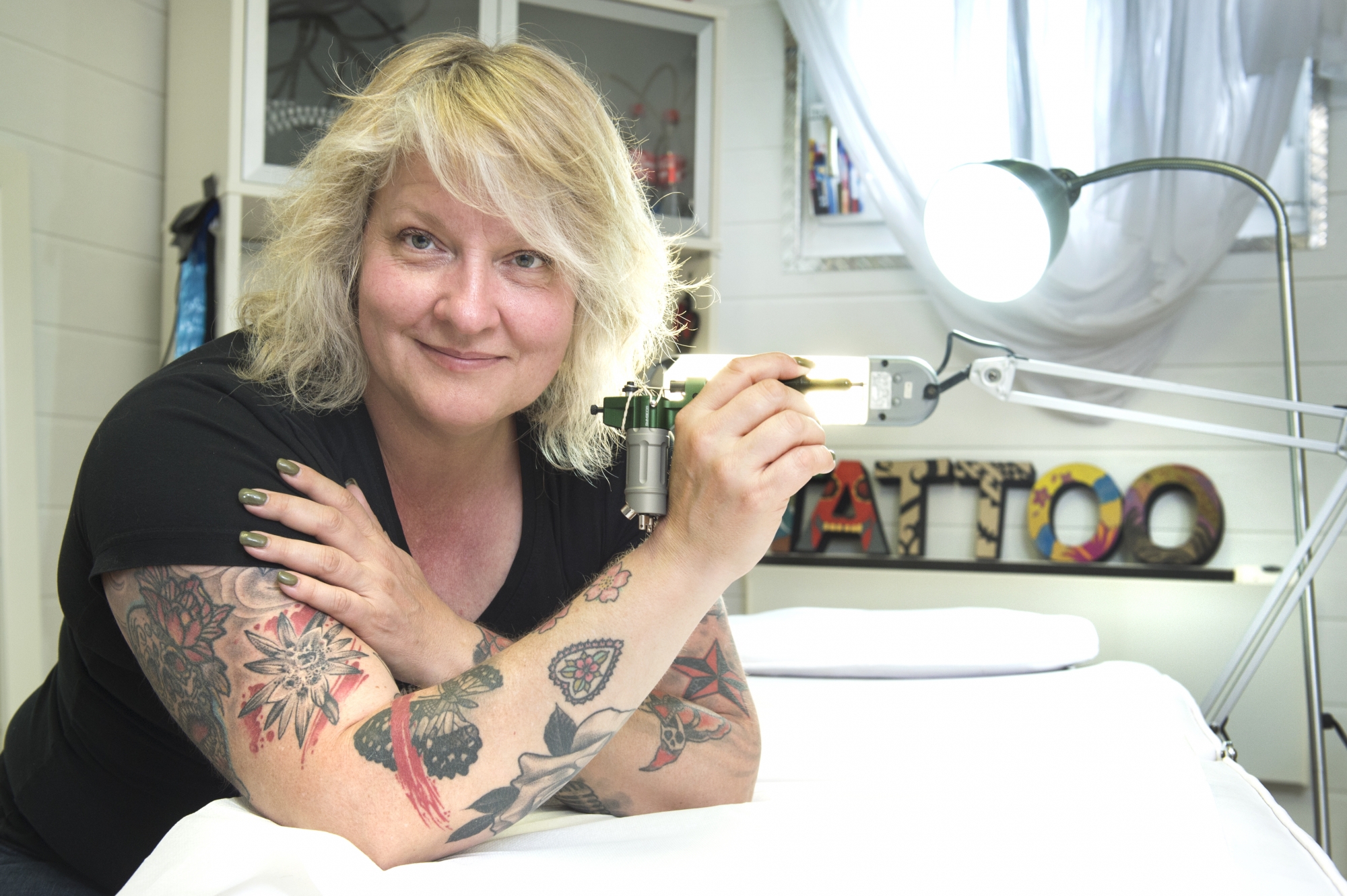 Monique Roh, tatoueuse et fondatrice de la convention internationale de tatouage Alchemy Tatto Conthey .