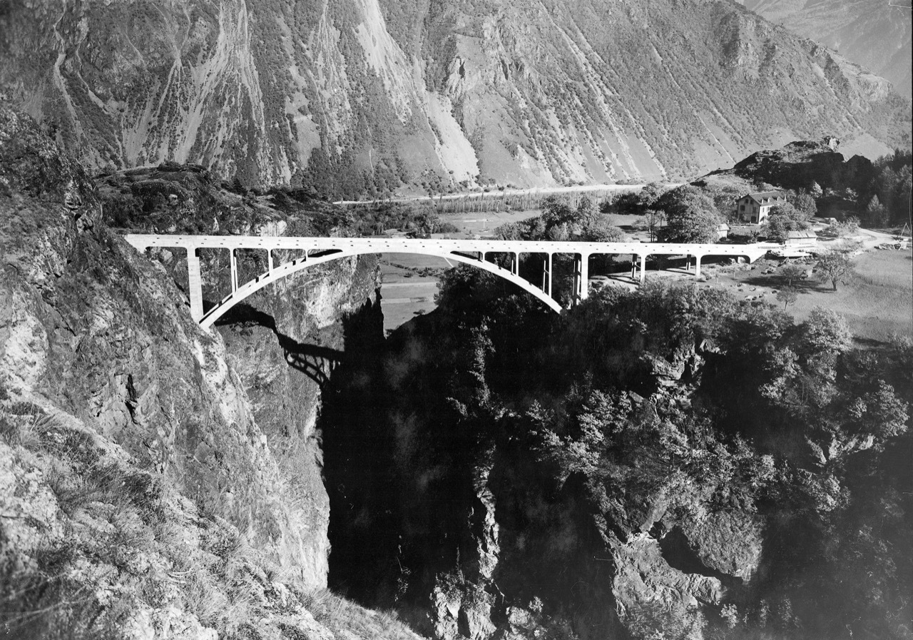 Le pont de Gueuroz, reliant Salvan à Martigny, est l'oeuvre de Alexandre Sarrasin. Il a été édifié entre 1931 et 1934. 