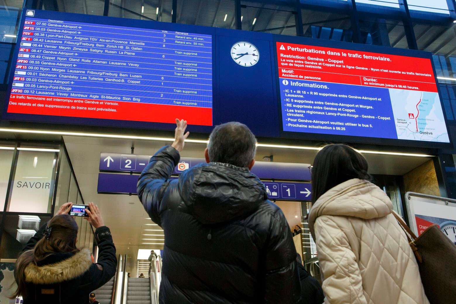 ARCHIVBILD ZUM SPEZIALFAHRPLAN DER SBB WAEHREND DES SOMMERS, AM DIENSTAG, 24. APRIL 2018 - Des passagers des CFF regardent les panneaux indicateurs de la gare CFF de Cornavin annoncant des retards et des suppressions de trains suite a un accident de personne, ce vendredi 22 decembre 2017 a Geneve. (KEYSTONE/Salvatore Di Nolfi) SCHWEIZ BAHN SBB