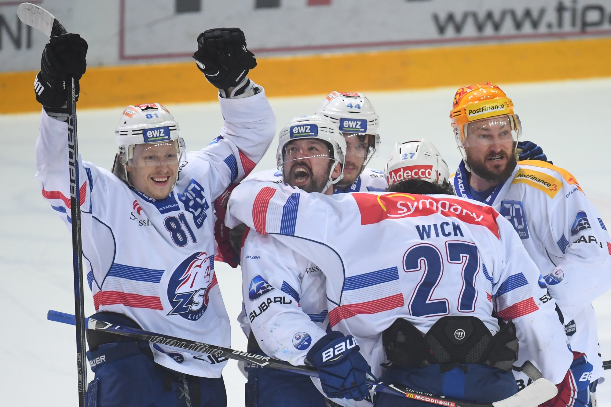 Zurich's Patrick Geering, center, and Zurich's Ronalds Kenins, left, celebrate the 0-2 goal with their teammates, during the seventh match of the playoff final of the National League of the ice hockey Swiss Championship between the HC Lugano and the ZSC Lions, at the ice stadium Resega in Lugano, on Friday, April 27, 2018. (KEYSTONE/Ti-Press/Alessandro Crinari) SCHWEIZ EISHOCKEY PLAYOFF FINAL LUGANO ZSC