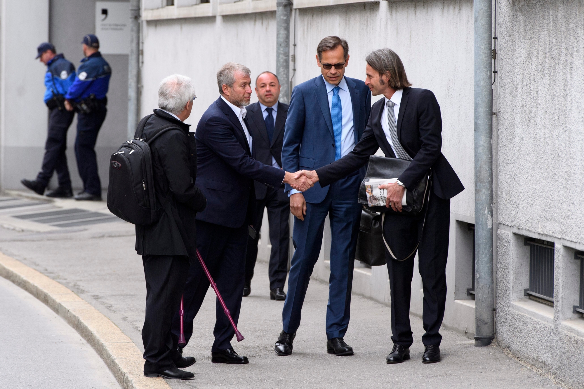 Dominique Dreyer, lawyer, left, the Russian oligarch Roman Abramovich, second-left, and Andre De Cort, lawyer, second-right, and Markus Jungo, lawyer, right, arrive at the opening of the civil proceedings brought by the European Bank for Reconstruction and Development (EBRD) against Abramovich, Shvidler and the Russian giant Gazprom, this Wednesday, May 2, 2018, at the District Court of Sarine in Freiburg. The EBRD is claiming 46 million francs plus interest since 2005. The shareholders and Gazprom contest this debt. (KEYSTONE/Anthony Anex) SWITZERLAND CIVIL PROCEEDINGS ABRAMOVICH