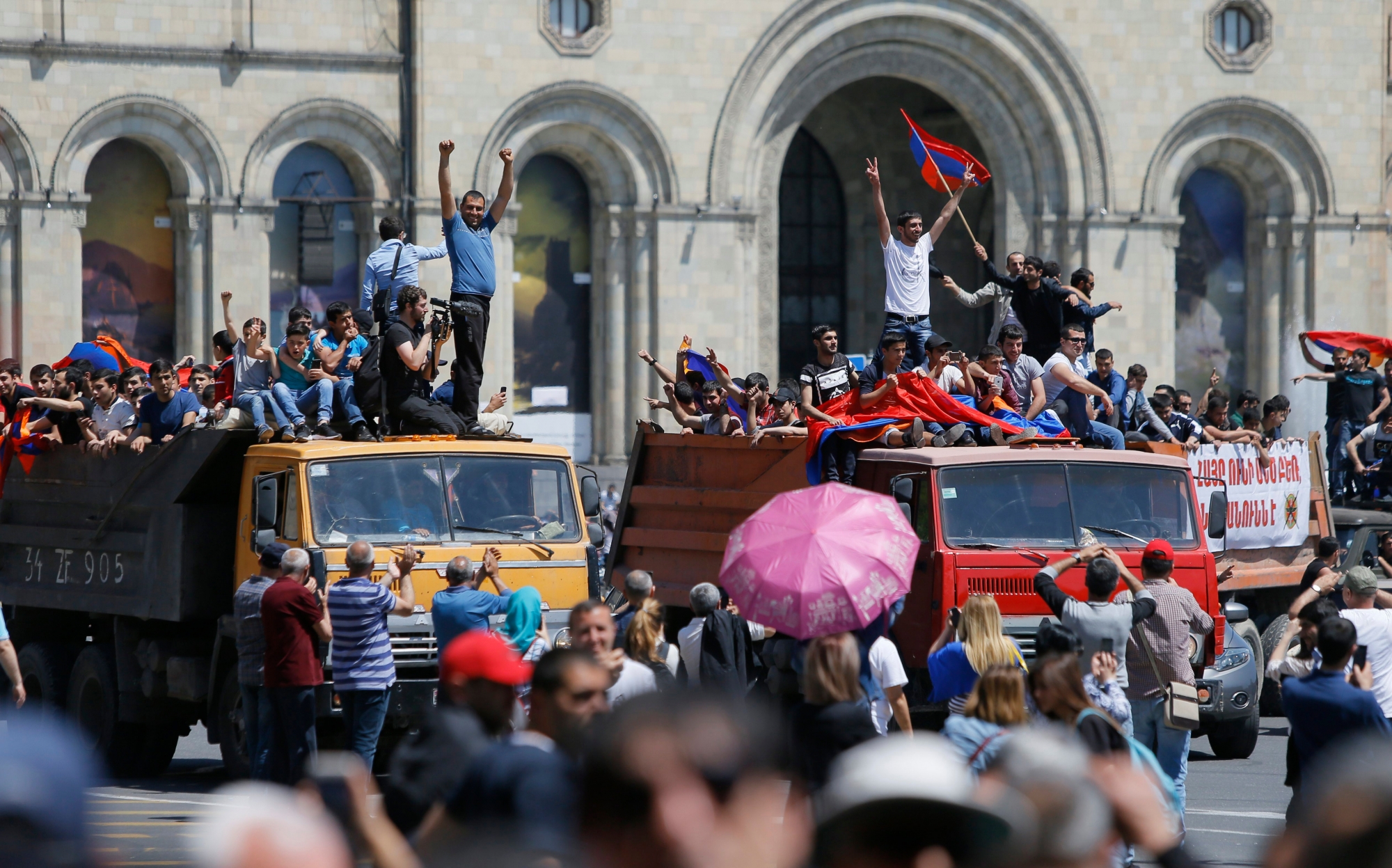 epa06706223 Armenian protestors ride on trucks as they block a street in Yerevan, Armenia, 02 May 2018. Opposition supporters demand that the acting prime minister, a representative of the ruling Republican Party of Armenia, be replaced by a people's candidate before early parliamentary elections take place.  EPA/ZURAB KURTSIKIDZE ARMENIA OPPOSITION RALLY