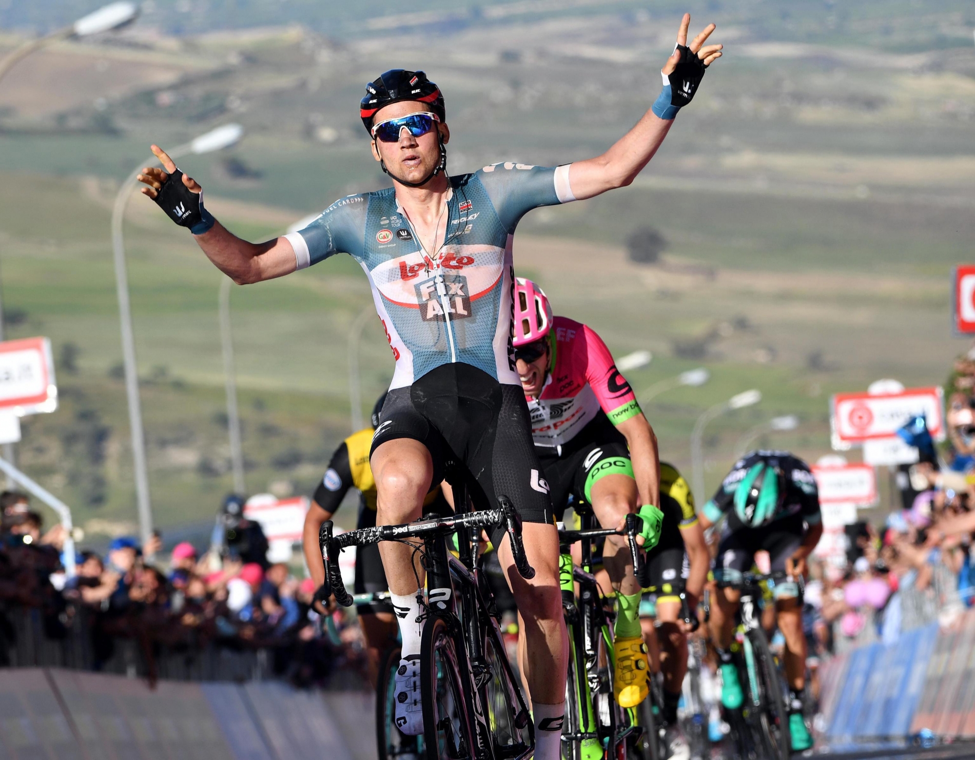 epa06719667 Belgian rider Tim Wellens of Lotto-Fix All celebrates as he crosses the finish line to win the fourth stage of the Giro d'Italia cycling race, over 202km from Catania to Caltagirone, Sicily Island, Italy, 08 May 2018.  EPA/DANIEL DAL ZENNARO ITALY CYCLING GIRO D'ITALIA 2018