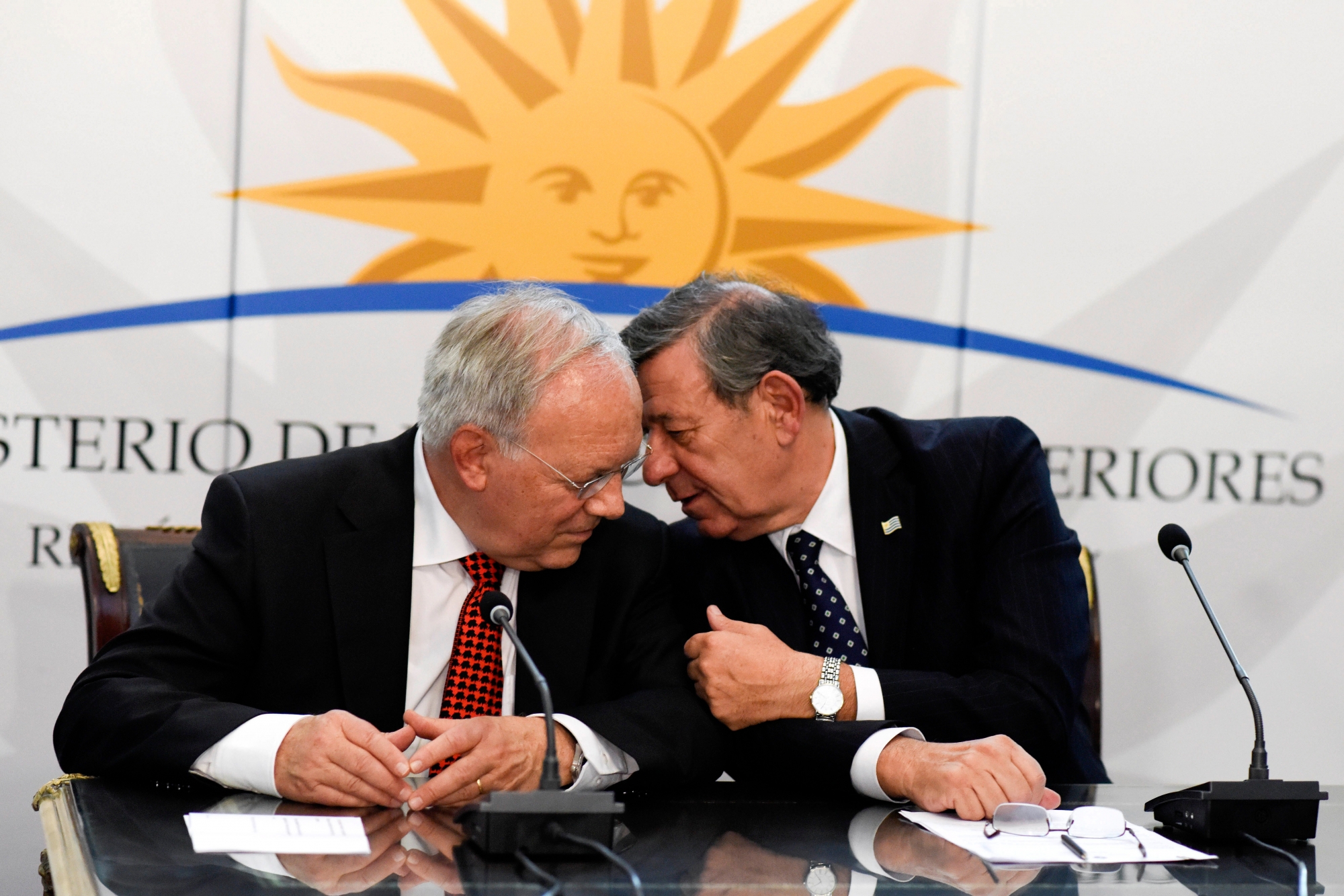 Swiss Federal Councillor Johann Schneider-Ammann, left, speaks with Uruguay's Foreign Minister Rodolfo Nin in a press conference, during an official visit in Montevideo, Uruguay,Thursday, May 3, 2018. Schneider-Ammann is on a visit to Mercosur trade partners. (AP Photo/Matilde Campodonico) Uruguay Switzerland Schneider-Ammann