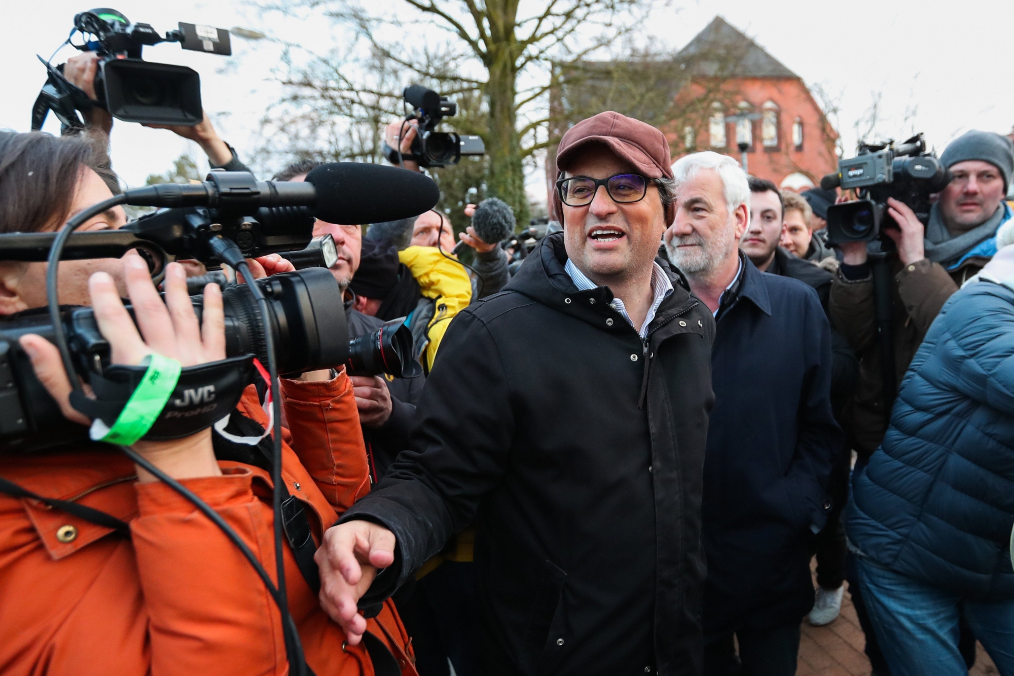 epa06630998 Catalan politician of Junts per Catalunya, Quim Torra, stands in between media at the prison in Neumuenster, Germany, 26 March 2018. German police on 25 March 2018 detained former Catalan leader Puigdemont after he crossed into Germany from Denmark. Puigdemont is sought by Spain who issued an European arrest warrant against the former leader who is living in exile in Belgium.  EPA/SRDJAN SUKI DEUTSCHLAND FESTNAHME PUIGDEMONT