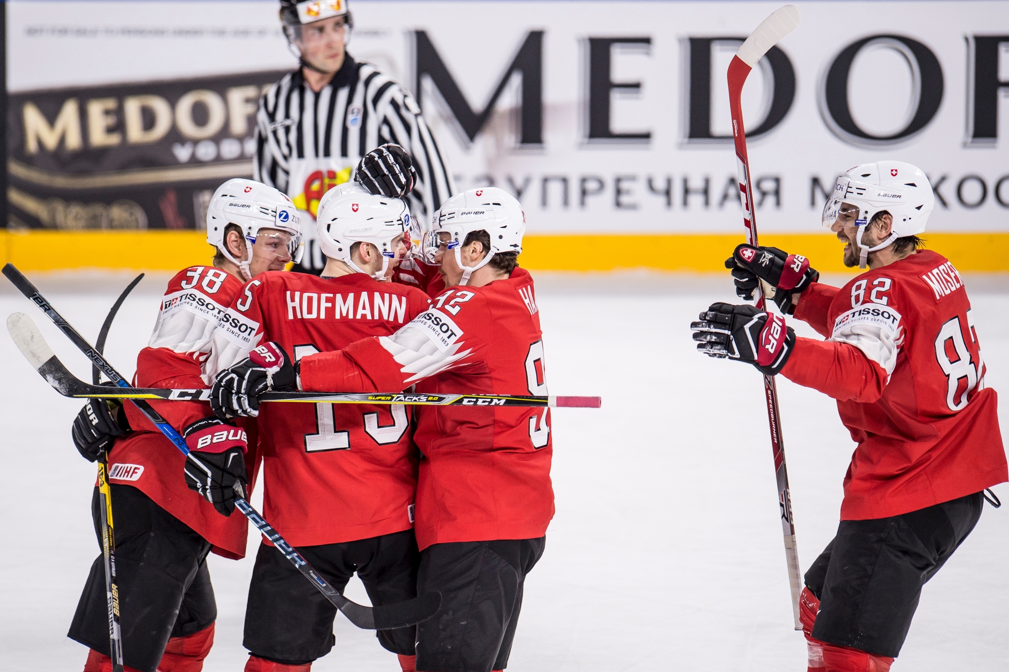epa06738227 Players of Switzerland celebrates after a scoring a goal during the IIHF World Championship group A ice hockey match between Switzerland and France at the Royal Arena in Copenhagen, Denmark, 15 May 2018.  EPA/MADS CLAUS RASMUSSEN  DENMARK OUT DENMARK ICE HOCKEY WORLD CHAMPIONSHIP 2018