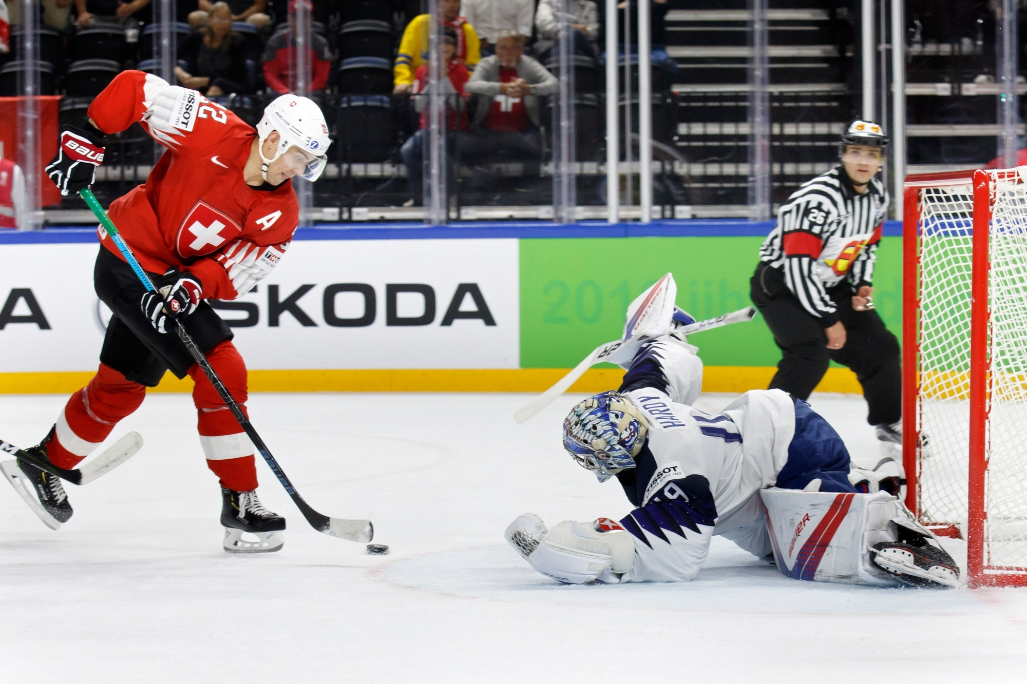 Switzerland's forward Nino Niederreiter, left, confronts to France's goaltender Florian Hardy, right, during the IIHF 2018 World Championship preliminary round game between Switzerland and France, at the Royal Arena, in Copenhagen, Denmark, Tuesday, May 15, 2018. (KEYSTONE/Salvatore Di Nolfi) DENMARK ICE HOCKEY IIHF WC 2018 SWITZERLAND FRANCE