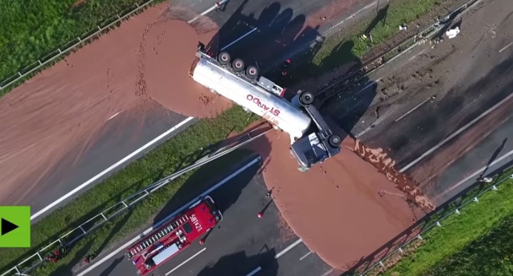 L'autoroute a été bloquée durant plusieurs heures dans les deux sens.