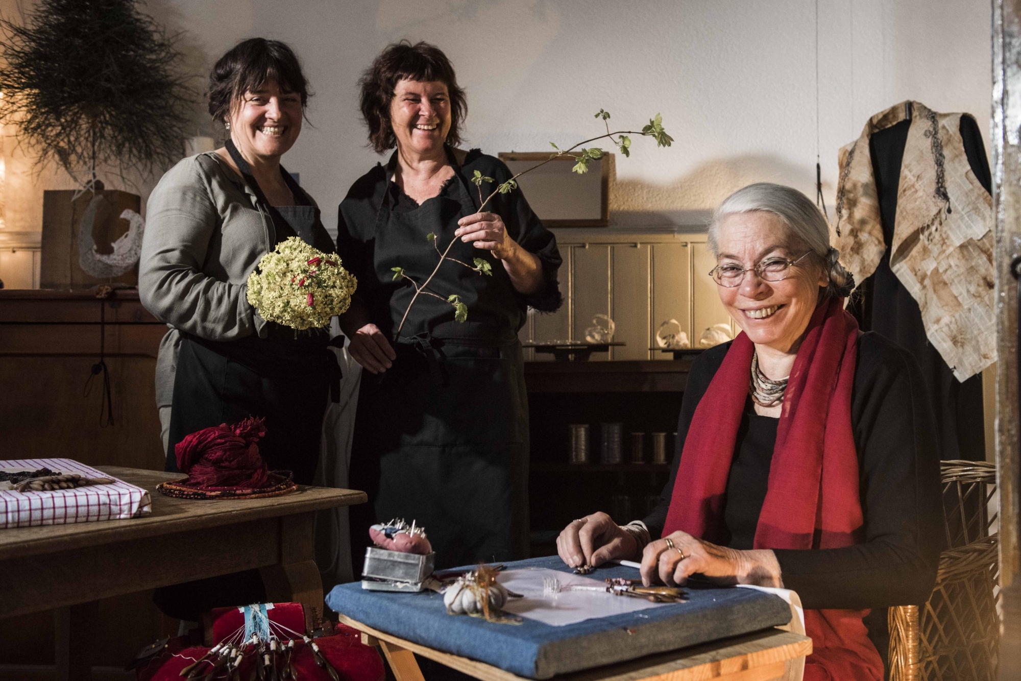 La dentellière Catherine Lambert a rejoint l’atelier floral de Chantal Morand et Carine Crettenand à Martigny pour la première édition des Journées européennes de métier d’art en Valais le week-end dernier. Leurs créations ont séduit le public.