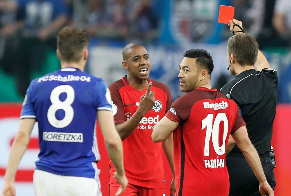 Gelson Fernandes indique à Robert Hartmann, l'arbitre de la demi-finale de coupe d'Allemagne entre l'Eintracht Francfort et Schalke, qu'il s'agit de sa première faute. 