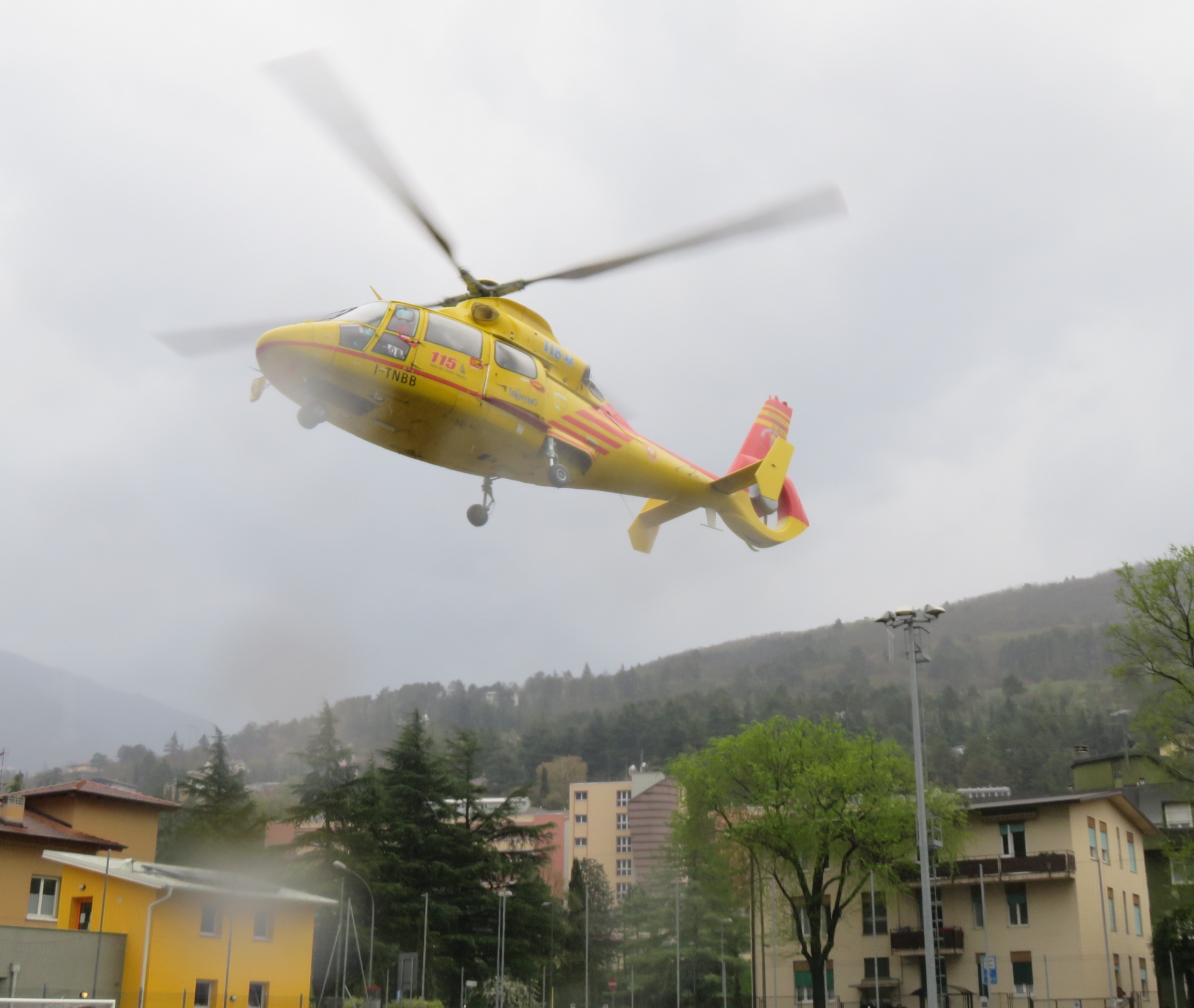 Malgré l'arrivée rapide des secours, le motard n'a pas survécu à ses blessures (illustration).