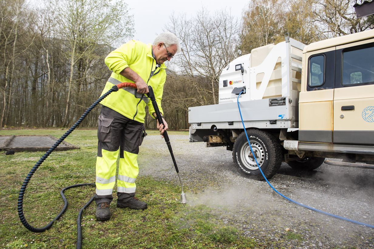 L'eau chaude projetée à haute pression sur la mauvaise herbe qui borde nos routes: l'une des alternatives au glyphosate utilisée ici dans les environs de Collombey.
