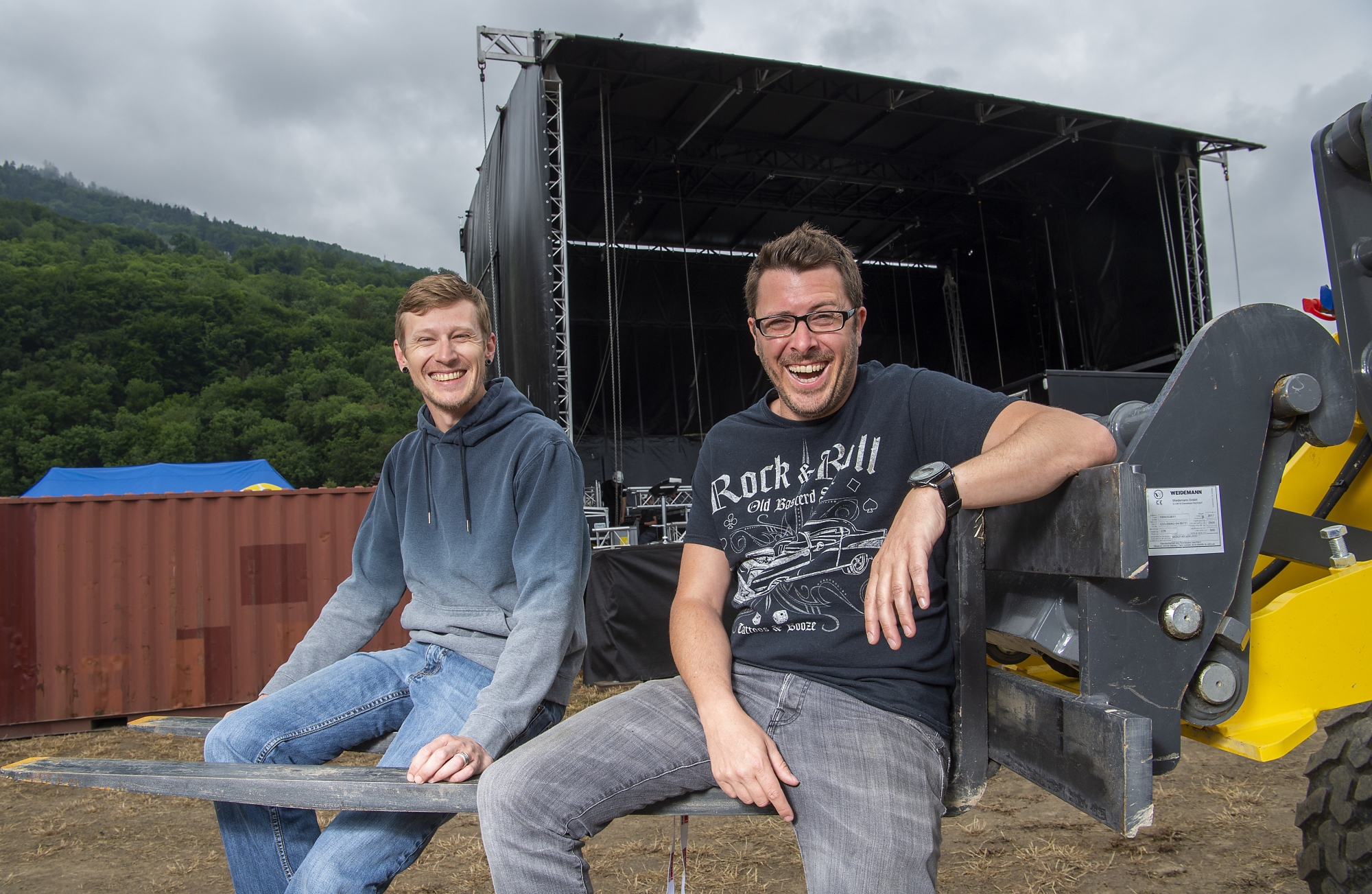 Malgré une charge de travail importante, Jérôme Perrin et Ludovic Biselx gardent le sourire en attendant l'ouverture de leur festival.