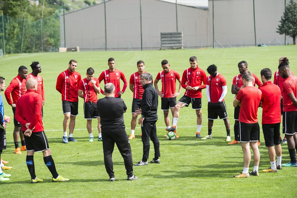 Maurizio Jacobacci s'adresse ses joueurs avant la séance d'entraînement de mardi sur le terrain de Martigny-Bourg.