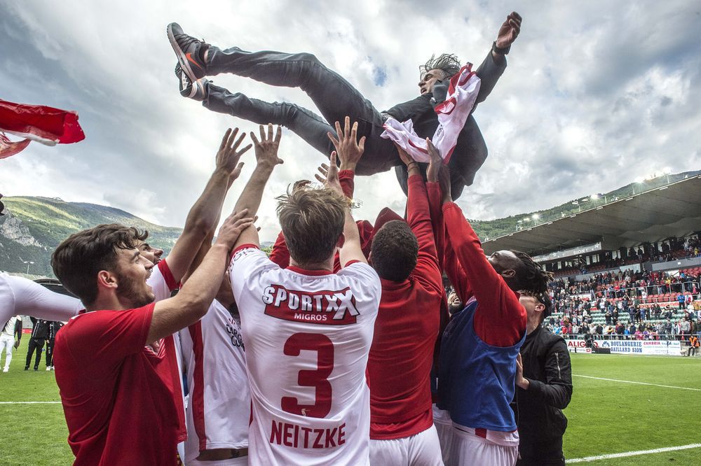 Les joueurs du FC Sion portent en triomphe Maurizio Jacobacci au terme de la victoire contre Saint-Gall au stade de Tourbillon.