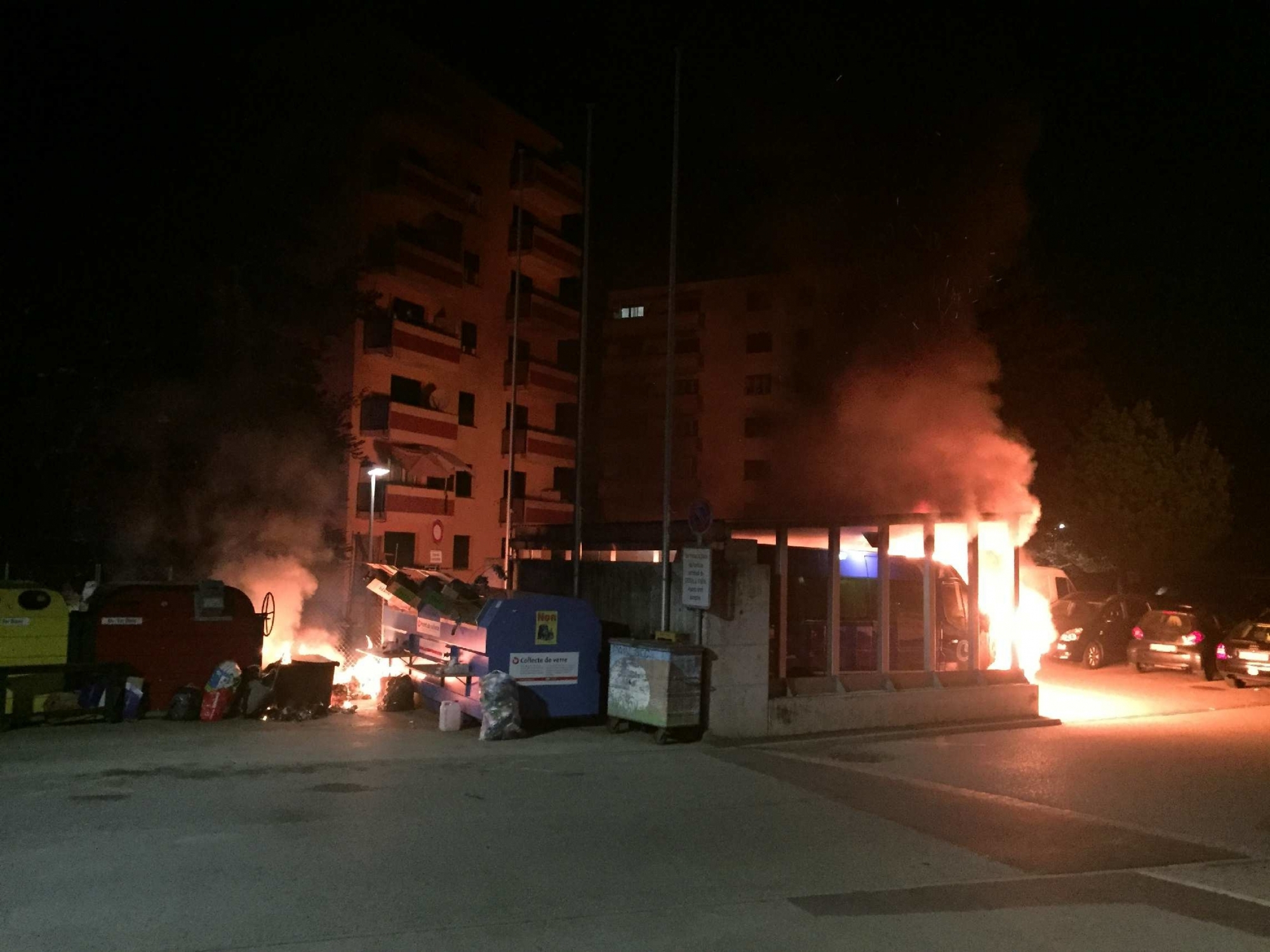 Deux bus scolaires et un container situés à proximité de l'école de Villars-sur-Glâne (FR) ont brûlé dans la nuit de samedi à dimanche.