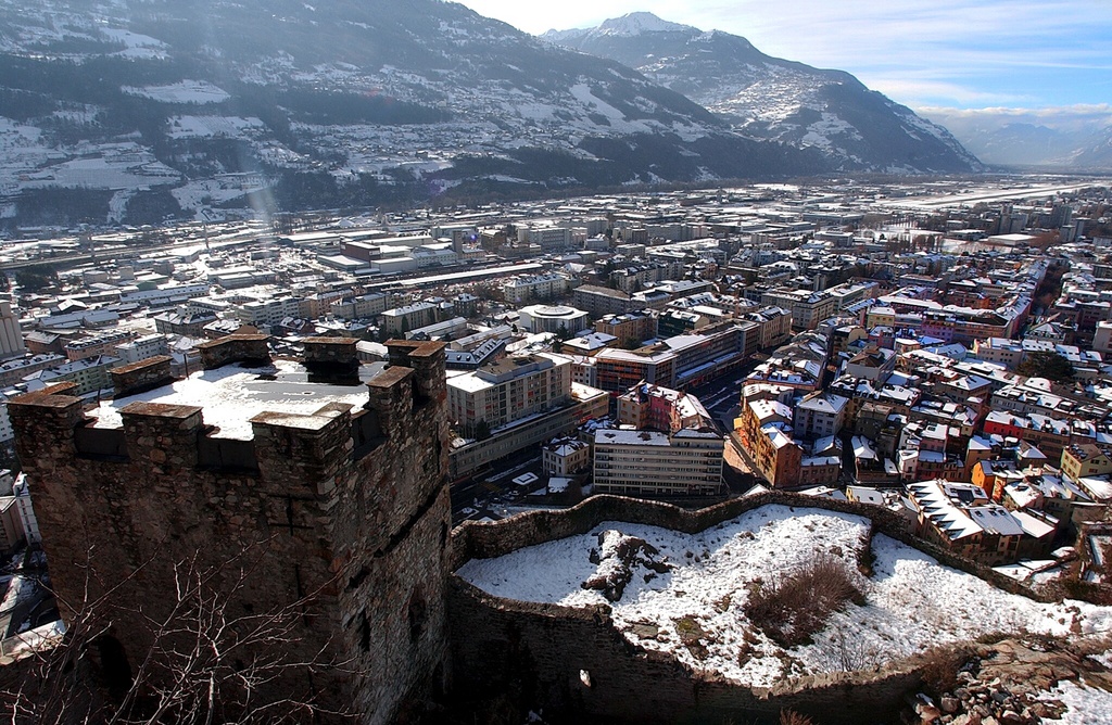 La ville de Sion et la plaine du Rhone photographies sous la neige depuis le chateau de Valere, ce mercredi 21 janvier 2004. (KEYSTONE/Olivier Maire)