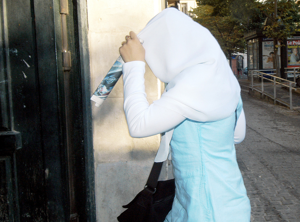 Le 11 décembre, le TF a confirmé que l'interdiction du port du foulard islamique (hidjab) à l'école, imposée à une jeune fille de confession musulmane par le cercle scolaire de St-Margrethen (Saint-Gall), n'est pas compatible avec le droit constitutionnel à la liberté de conscience et de croyance.