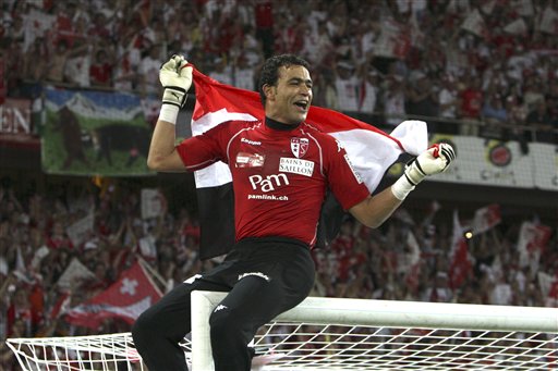 FC Sion goalkeeper Essam El-Hadary celebrates on the goal after winning the the Swiss Cup final soccer match against BSC Young Boys, in the Stade de Suisse Wankdorf in Bern, Switzerland, Wednesday, May 20, 2009. (KEYSTONE/Jean-Christophe Bott)