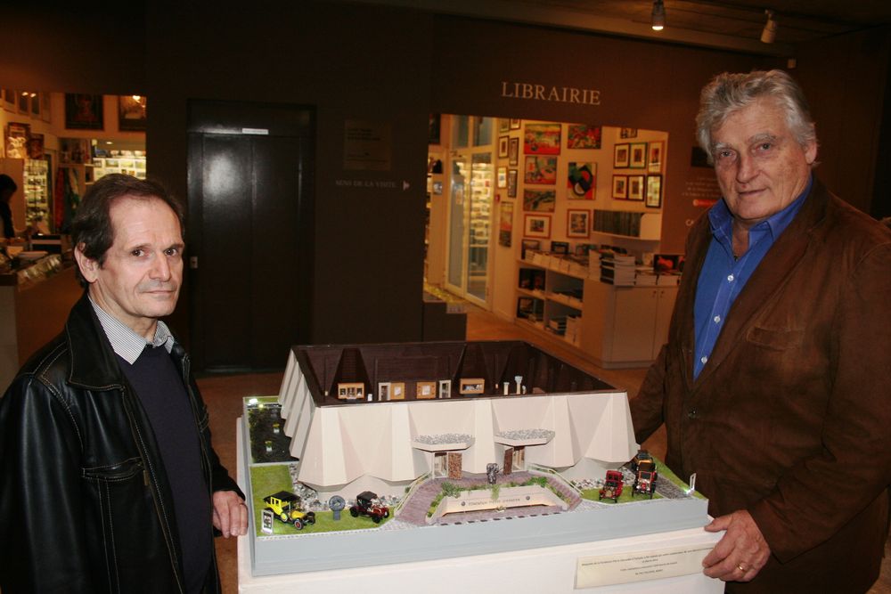 Jean-Bernard Crettenand présente son oeuvre au maître des lieux, Léonard Gianadda stupéfait par la qualité de la maquette et la précision du travail d'orfèvre. 