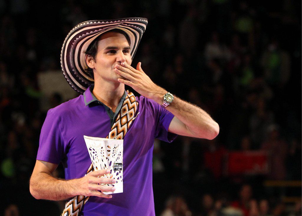 epa03510499 Swiss tennis player Roger Federer acknowledges the crowd after an exhibition match against French tennis player Jo-Wilfried Tsonga in Bogota, Colombia, 15 December 2012. Federer won the match.  EPA/MAURICIO DUENAS CASTANEDA