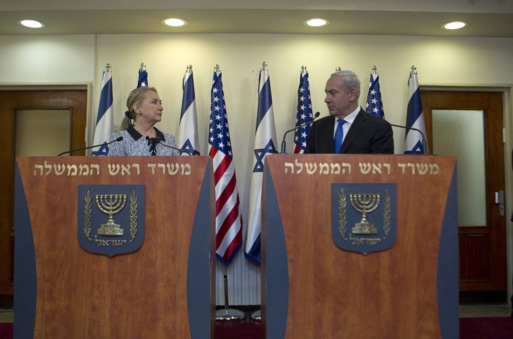 La secrétaire d'Etat américaine Hillary Clinton a confirmé mardi à Jérusalem que les Etats-Unis s'engagent à tout faire pour la sécurité d'Israël et son Premier ministre Benjamin Netanyahou.