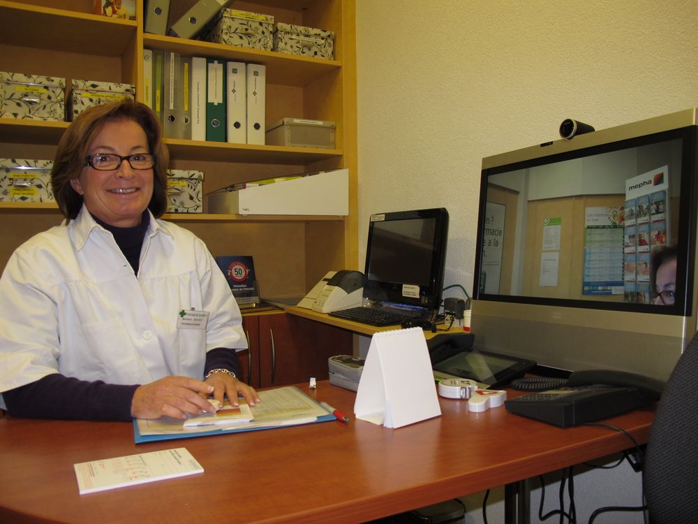 La pharmacienne Michèle Biéry présente l'espace conseil de la Pharmacie du Midi à Sion 