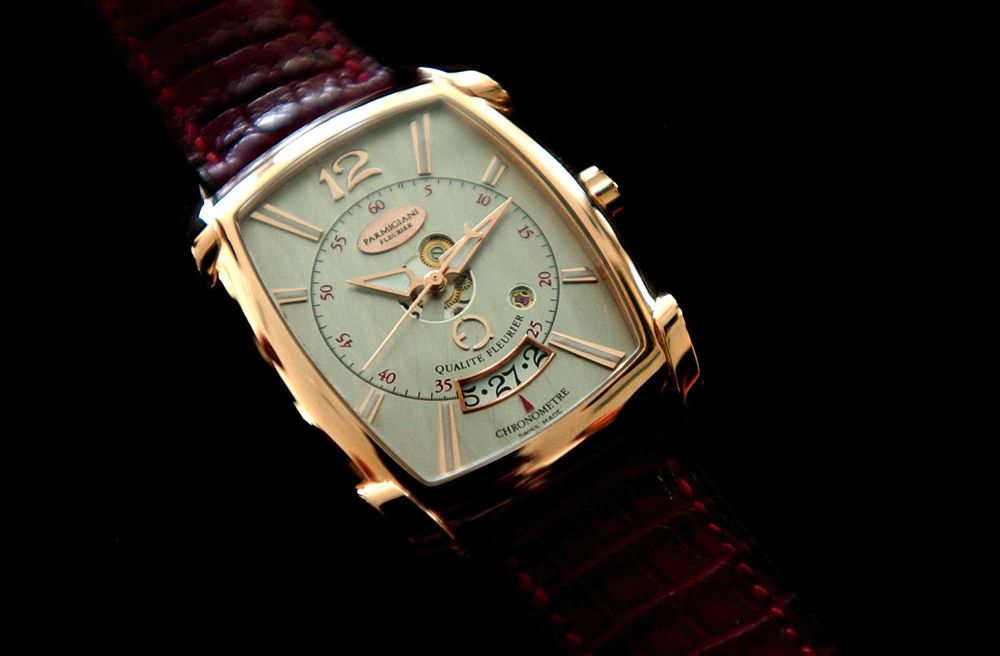 La montre Parmigianni avec le "label qualite Fleurier" sur le cadran.