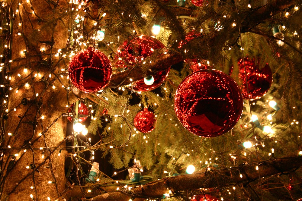 Ambiance de Noël sur la place de l'Hôtel de Ville de Sierre.