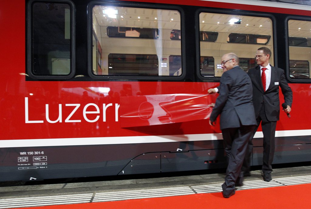 Doris Leuthard a inauguré ce samedi un nouveau tronçon de 2 km de voie de chemin de fer pour la nouvelle "Zentralbahn" à Lucerne.