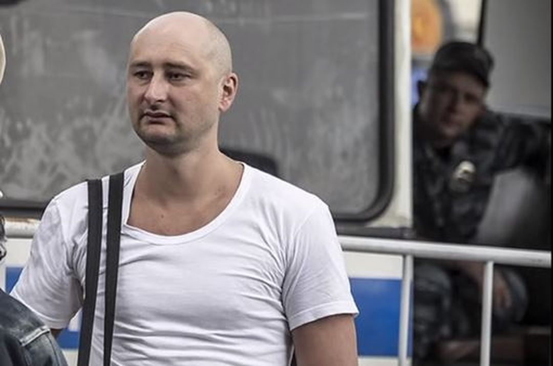 Le journaliste russe d'opposition Arkadi Babtchenko, qu'on croyait mort assassiné mardi à Kiev, est apparu bien vivant mercredi lors d'une conférence de presse.