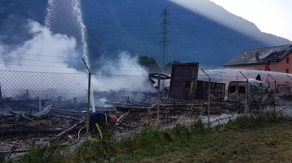 Les pompiers devrait encore être mobilisés durant toute la journée de jeudi sur le site de l'incendie, selon Frédéric Jacquemoud, le commandant du CSP Salentin. 