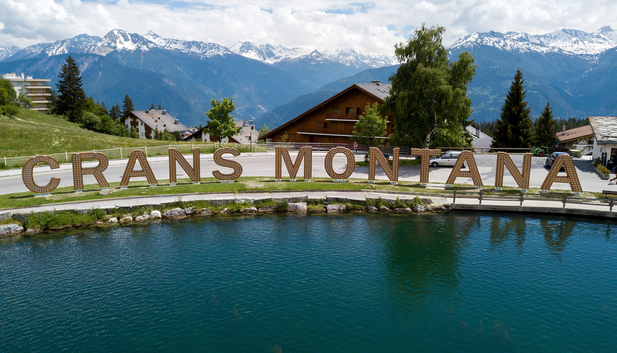 Les lettres géantes trônent au bord du lac Grenon.