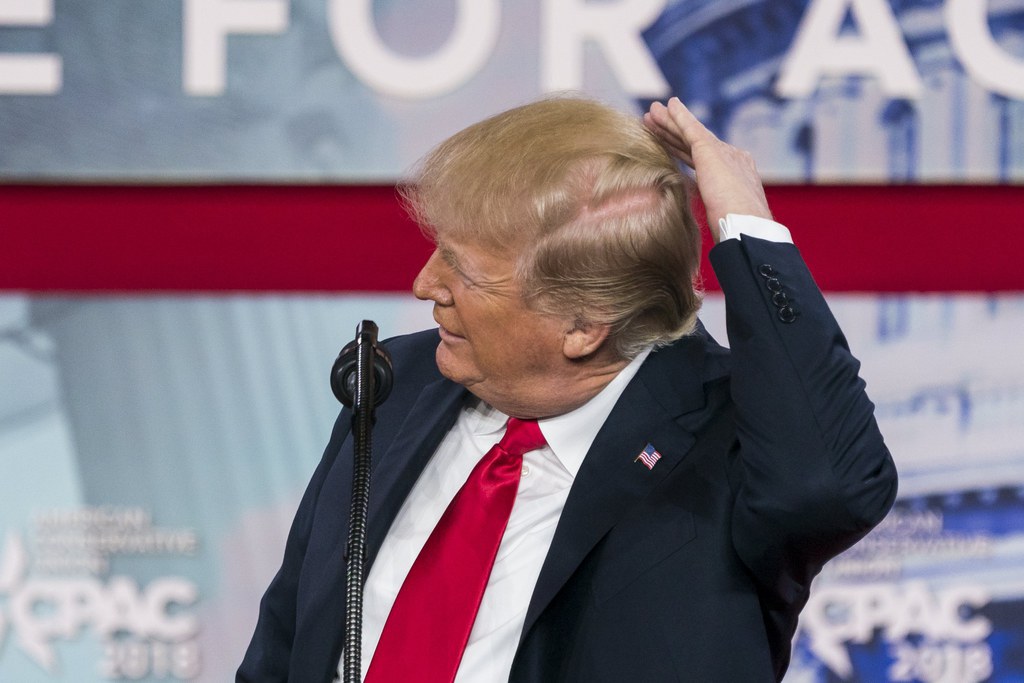 "C'est l'un de mes grands atouts. Tout le monde disait que mes cheveux étaient faux, que ce n'était pas les miens, que j'avais une perruque", a-t-il lancé Donald Trump.