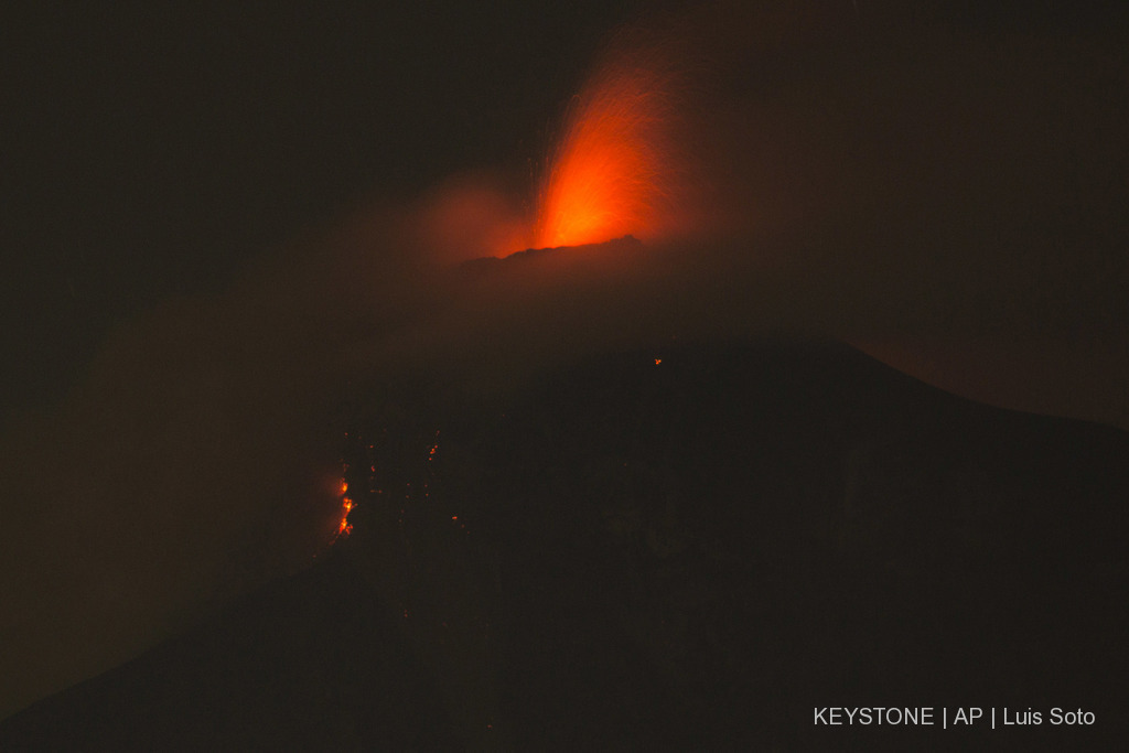 Les colonnes de cendres provenant de l'explosion du volcan ont dépassé les 2200 mètres au-dessus du cratère.