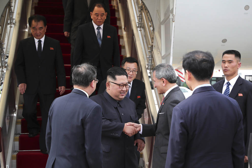 Le ministre Vivian Balakrishnan a accueilli le dirigeant nord-coréen à sa descente d’avion.