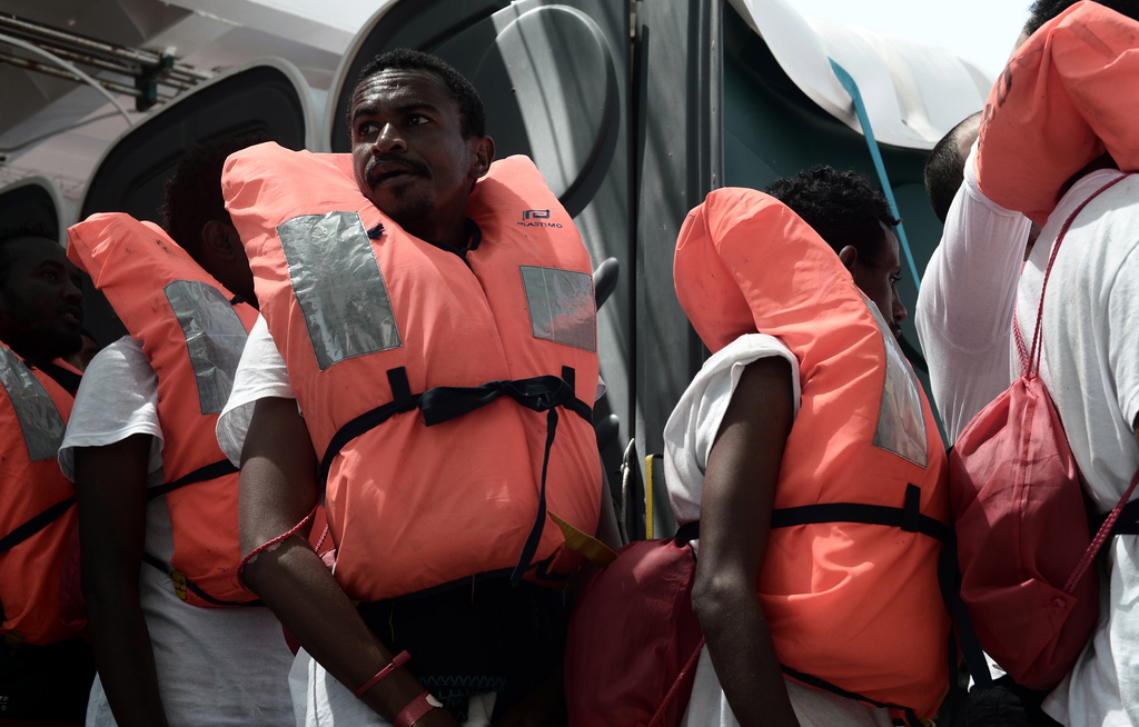 Un navire des gardes-côtes italien débarquent plus de 500 migrants en Sicile. 