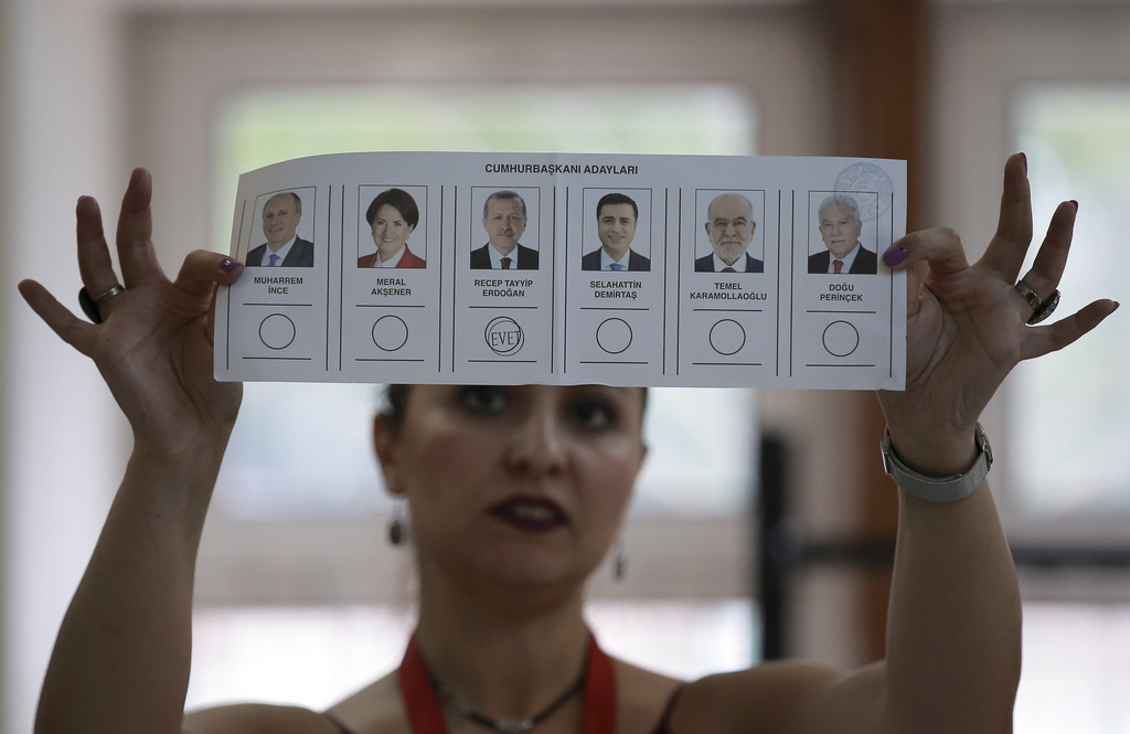 Le président turc Recep Tayyip Erdogan faisait dimanche la course en tête d'élections présidentielle et législatives âprement disputées face à une opposition revigorée. 