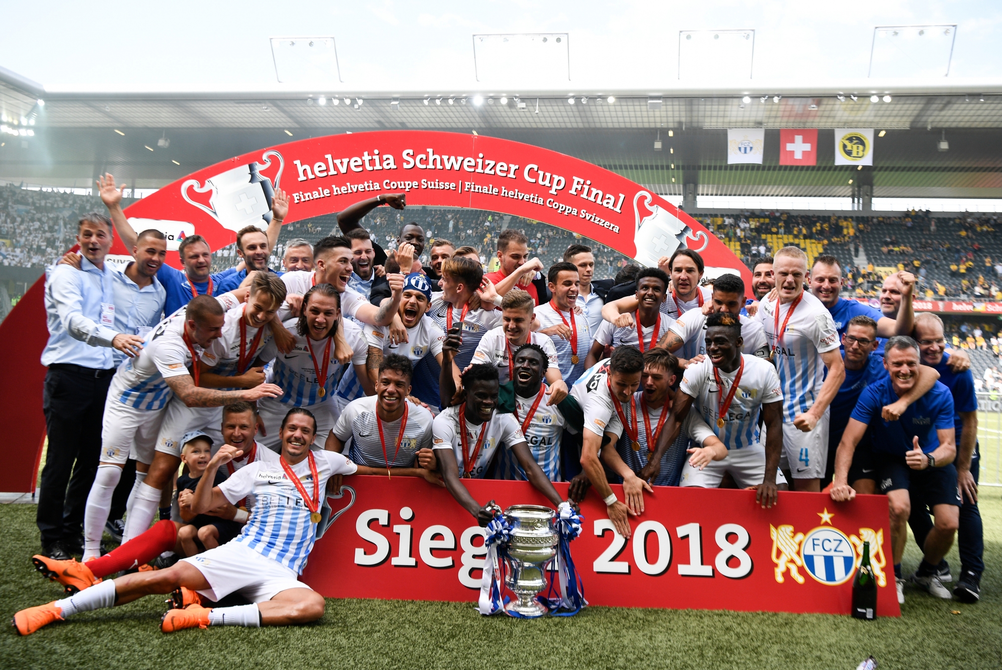 Zuerichs Spieler und Staff feiern ihren Sieg im Schweizer Fussball Cupfinalspiel zwischen den Berner Young Boys und dem FC Zuerich, am Sonntag 27. Mai 2018, im Stade de Suisse in Bern. (KEYSTONE/Anthony Anex) SCHWEIZ FUSSBALL CUP FINAL 2018 FCZ YB