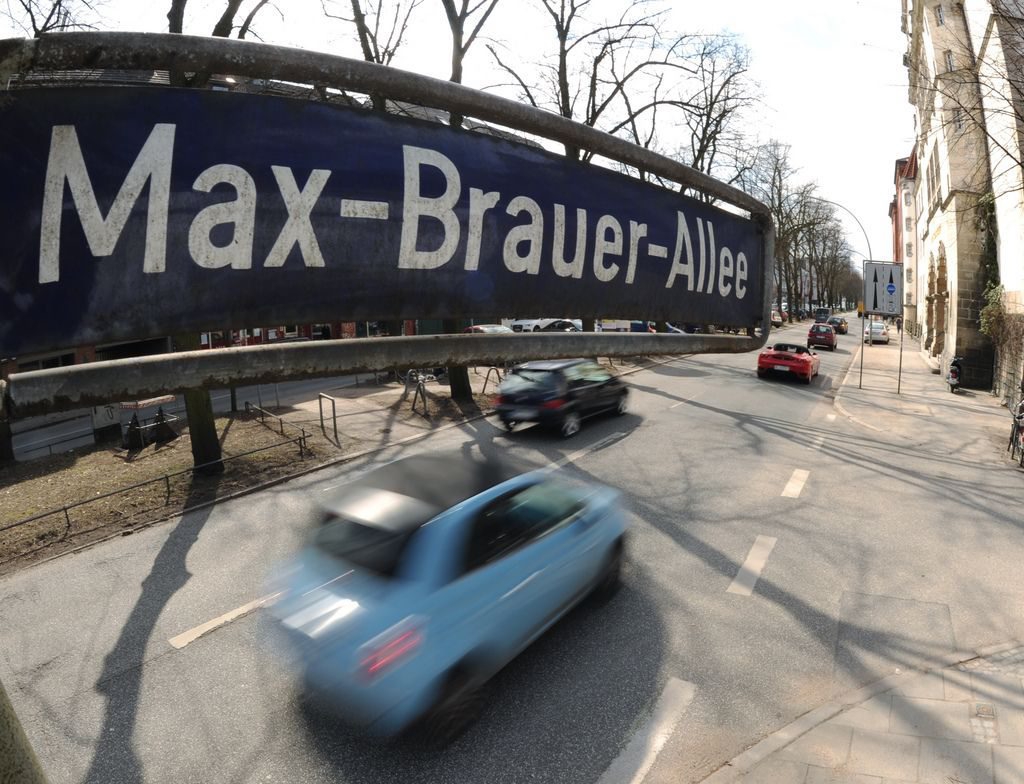 ARCHIV - 04.04.2013, Hamburg: Autos fahren an einem Straßenschild der Max-Brauer-Allee vorbei. Am Tag, an dem Bundesrichter in Leipzig Diesel-Fahrverbote für grundsätzlich zulässig erklärt haben, kündigte die Umweltbehörde dort «Durchfahrtsbeschränkungen» für ältere Diesel an - sprich, Fahrverbote. 600 Meter der Max-Brauer-Allee in Altona sollen für Diesel, die nicht der relativ neuen EU-Abgasnorm 6 entsprechen, ab Ende April tabu sein. (zu dpa "Und wenn die Diesel einen Umweg nehmen? Das Fahrverbots-Dilemma" vom 03.04.2018) Foto: Angelika Warmuth/dpa +++ dpa-Bildfunk +++ (KEYSTONE/DPA/Angelika Warmuth) DEUTSCHLAND MAX-BRAUER-ALLEE